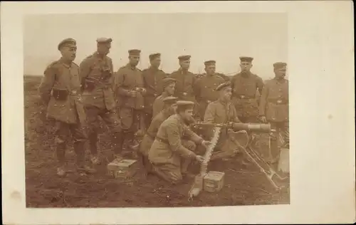 Foto Ak Deutsche Soldaten in Uniformen mitMaschinengewehr