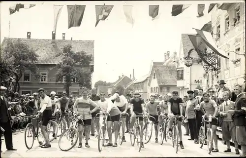Foto Ak Radrennen in einem unbekannten Ort, Radfahrer