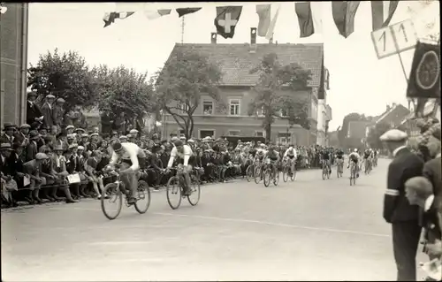 Foto Ak Radrennen in einem unbekannten Ort, Radfahrer