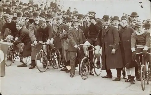 Foto Ak Männer auf Fahrrädern, Radrennen