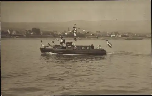 Foto Ak Wiesbaden in Hessen, Motorboot auf dem Rhein