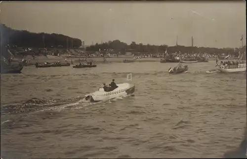 Foto Ak Wiesbaden in Hessen, Schiffe und Motorboot auf dem Rhein