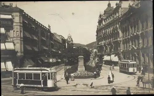 Foto Ak Baden Baden am Schwarzwald, Straßenpartie mit Denkmal, Straßenbahnen