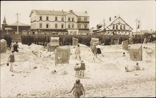 Foto Ak Insel Rügen, Strandpartie, Strandkörbe