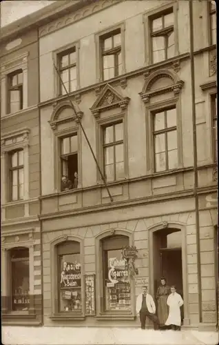 Foto Ak Duisburg im Ruhrgebiet, Straßenpartie, Personen vor einer Zigarrenhandlung, Friseursalon