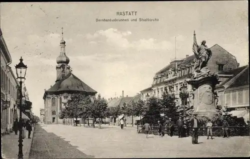 Ak Rastatt im Schwarzwald, Bernhardusbrunnen und Stadtkirche