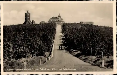 Ak Oberwiesenthal im Erzgebirge, Fichtelberg mit Autostrasse