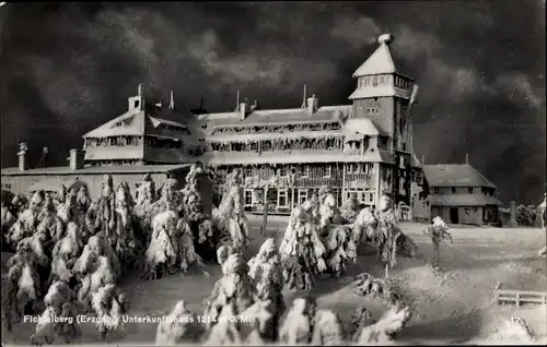 Ak Oberwiesenthal Erzgebirge, Fichtelberg, Unterkunftshaus, Winter, Schnee