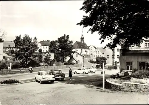 Ak Neudorf Sehmatal im Erzgebirge Sachsen, Straßenpartie, Autos, Kirche