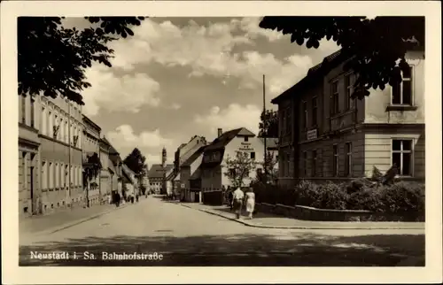 Ak Neustadt in Sachsen, Bahnhofstraße mit Geschäfts- und Wohnhäusern, Passanten