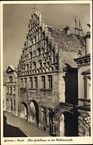 Ak Güstrow Mecklenburg, Altes Giebelhaus, Mühlenstraße