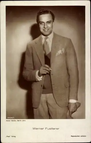 Ak Schauspieler Werner Fuetterer, Standportrait, Zigarette