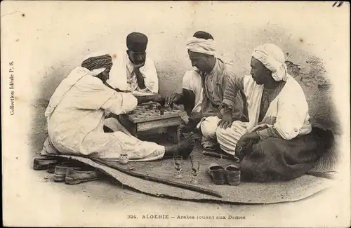 Ak Algerien, Arabes jouant aux Dames, Brettspiel, Maghreb