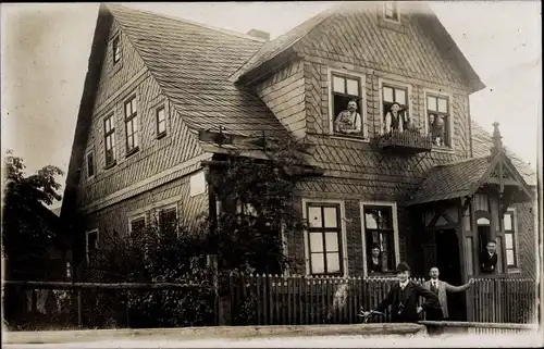 Foto Ak Erfurt in Thüringen, geschindeltes Wohnhaus, Anwohner