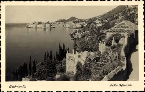 Ak Dubrovnik Kroatien, Blick auf das Meer von der Straße aus