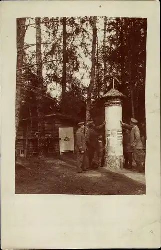 Ak Quellendorf Rumänien, Soldaten, Litfaßsäule