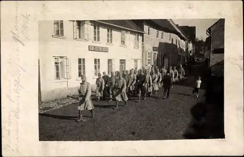 Foto Ak KuK Soldaten in Uniformen in einem Ort