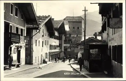 Ak Zell am See in Salzburg, Straßenpartie, Passanten, Geschäfte