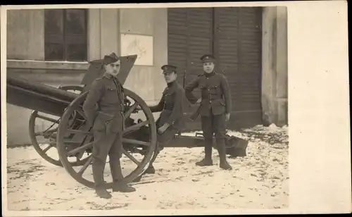 Foto Ak Tschechische ? Soldaten in Uniformen mit Geschütz