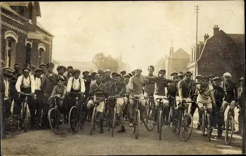 Foto Ak Männer auf Fahrrädern, Radrennen