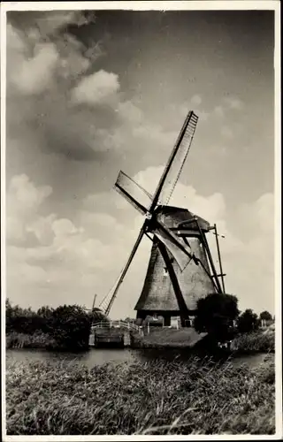 Foto Ak Niederlande, Landschaft mit Windmühle
