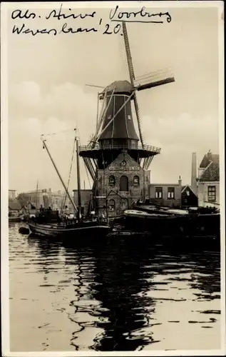 Foto Ak Niederlande, Windmühle in einem Hafen