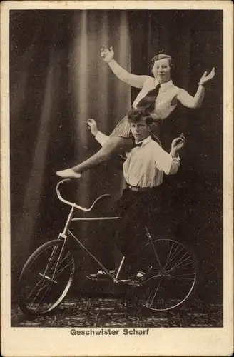 Ak Geschwister Scharf, Akrobaten auf einem Fahrrad, Fahrradartisten
