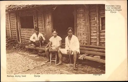 Ak Djocja Indonesien, Natives drying food