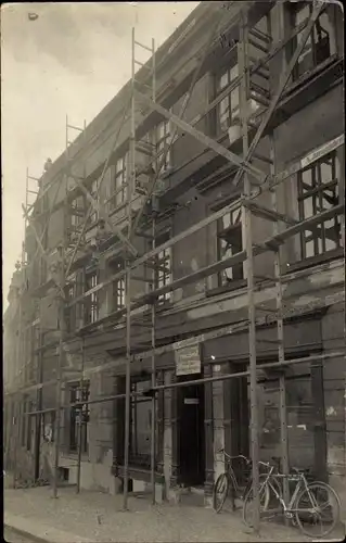 Foto Ak Baustelle, Gebäude, Gerüst, Fahrräder