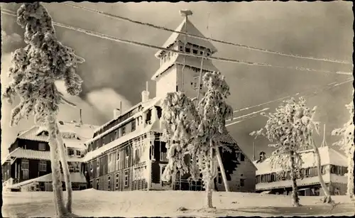Ak Oberwiesenthal Erzgebirge, Fichtelberghaus, Winter, Schnee