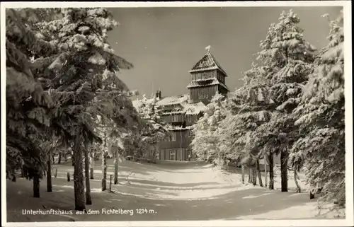 Ak Oberwiesenthal im Erzgebirge Sachsen, Unterkunftshaus auf dem Fichtelberg, Winter