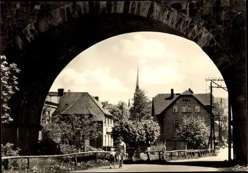 Ak Löbau in der Oberlausitz Sachsen, Blick auf den Ort durch Brückenbogen