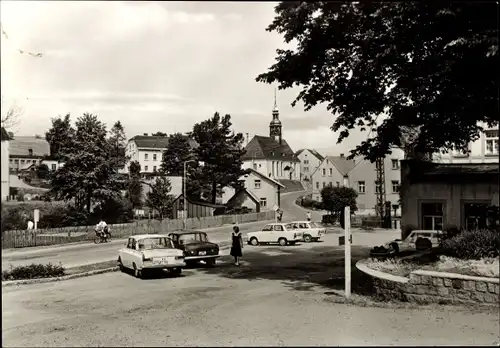 Ak Neudorf Sehmatal im Erzgebirge Sachsen, Straßenpartie, Autos, Kirche