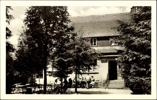 Ak Schönheide im Erzgebirge, HO Berggasthaus Kuhberg, Ansicht von außen, Tische im Garten