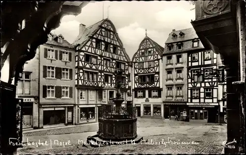 Ak Bernkastel Kues an der Mosel, Marktplatz, St. Michaelsbrunnen