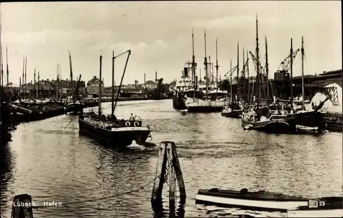 Ak Lübeck Schleswig Holstein, Partie im Hafen, Schiffe, Dampfer