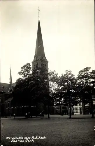 Ak Sas van Gent Zeeland, Marktplein, R. K. Kerk