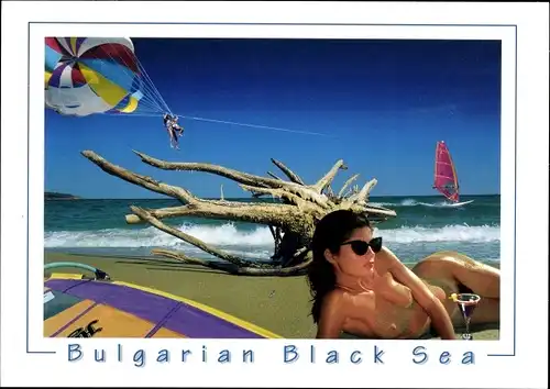 Ak Bulgarien, Black Sea, Schwarzes Meer, dunkelhaarige nackte Frau, Busen, Windsurfer