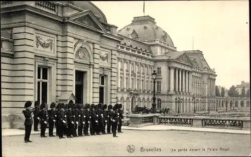 Ak Bruxelles Brüssel, La garde devant le Palais Royal