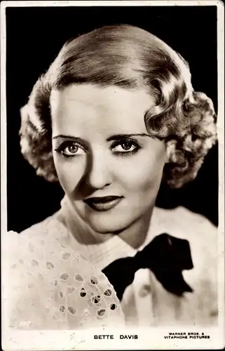 Ak Schauspielerin Bette Davis, Portrait