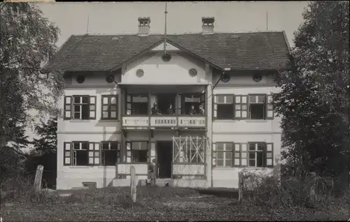 Foto Ak Baierbrunn Oberbayern ?, Pasing ?, Blick auf ein Wohnhaus