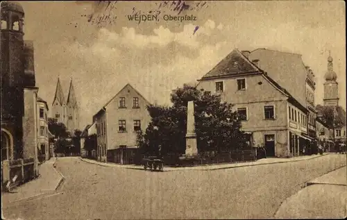 Ak Weiden in der Oberpfalz, Straßenpartie im Ort, Denkmal