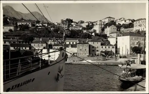 Ak Herceg Novi Castelnuovo Montenegro, Teilansicht, Hafen, Boot Kumanovo