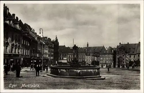 Ak Cheb Eger Region Karlsbad, Marktplatz, Brunnen, Warenhandlung Widtmann