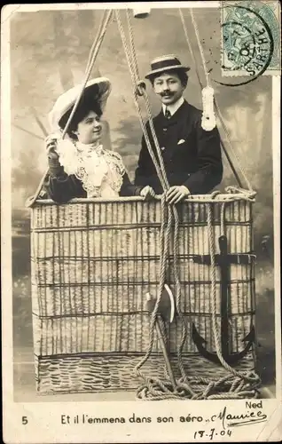 Ak Mann und Frau in einem Ballon