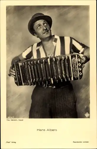 Ak Schauspieler Hans Albers mit Ziehharmonika, Ross Verlag 6316/1