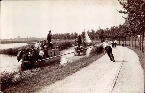 Ak Niederlande, Nierop boot, Treideln, Boote auf einem Kanal