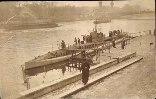 Foto Ak Paris ?, Französisches U Boot an der Anlegestelle, I WK