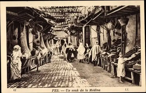 Ak Fès Fez Marokko, Un Souk de la Medina, Händler, Markstände, Passage