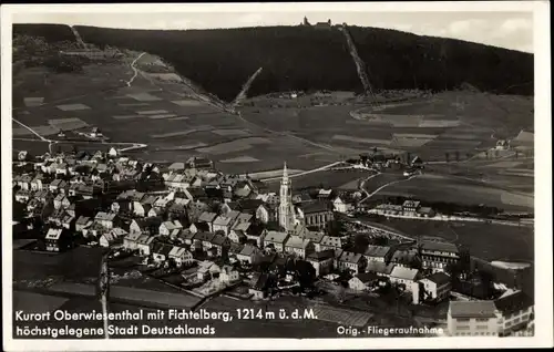 Ak Oberwiesenthal im Erzgebirge Sachsen, Fliegeraufnahme der Ortschaft und Umgebung